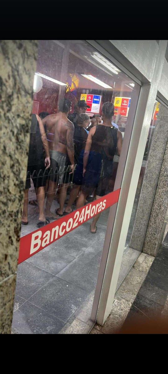 rttxgg's tweet photo. Erro no sistema da Nubank, pessoas estão sacando dinheiro na função crédito mesmo não tendo limites.

Mas me juram que o Brasil é melhor que os EUA KKKKKKKKKKK https://t.co/KRKFVhjpa3