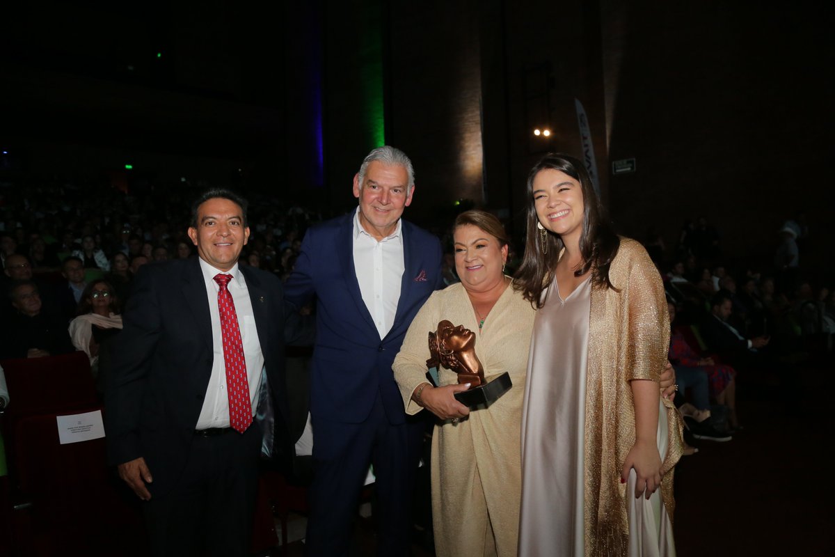 ¡Revive los mejores momentos de la Noche de los Mejores 2024! 🥂✨

Gracias a cada empresario por su compromiso con el país. ¡En cada esfuerzo y logro, todos son ganadores!  🏆

#FenalcoAntioquia #NocheDeLosMejores2024