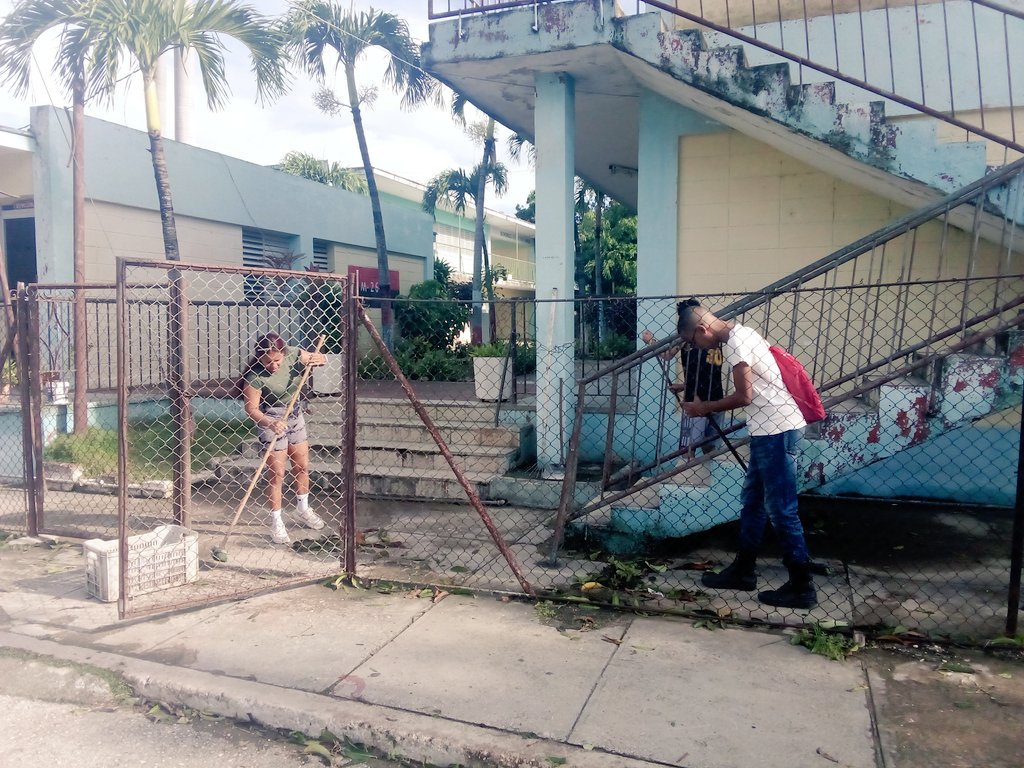 PLfelipeBoyeros's tweet photo. Los trabajadores de la Institución Educativa Luis Felipe Almeida realizan labores de higienización en vista al reinicio del curso el próximos Lunes 11 de noviembre. La educación en Boyeros no se detiene.
@PrudencioFonse2 @OPJMCuba @dgeboyeros @PBoyeros  @AmppBoyeros  @UJCdeCuba https://t.co/dAn6TnOp7l