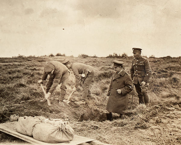JohnNicholRAF's tweet photo. 4/#TheUnknownWarrior journey home
What happened to the 3 sets of remains not selected is a mystery. Reports differ. Some say buried at St Pol, some that they were left by roadside to be discovered by later search teams, others that they were re-buried elsewhere. No definitive account exists.