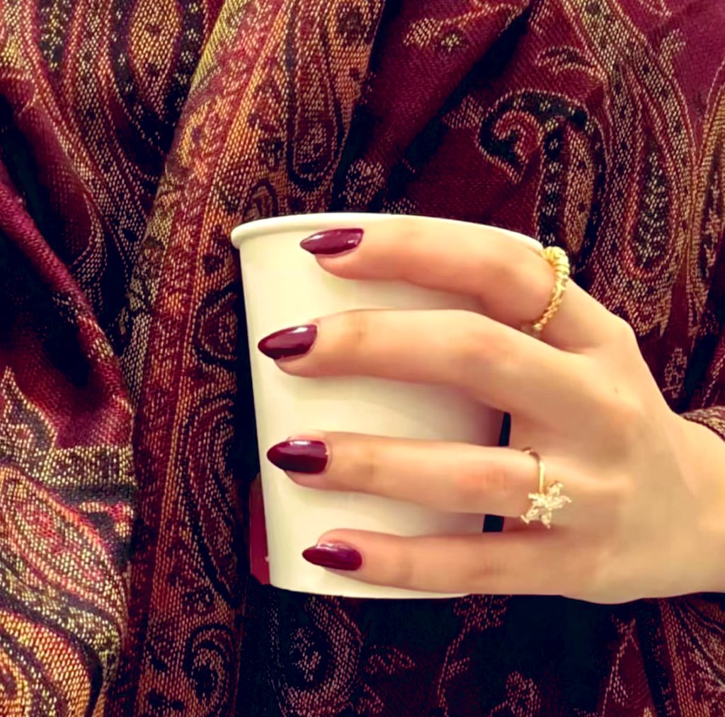 '

    أفسِدها بدلالك ،،
    حتى لا يتحملها أحد غيرك😴♥️

#فلسفة_نسرينية
#مساء_الخير