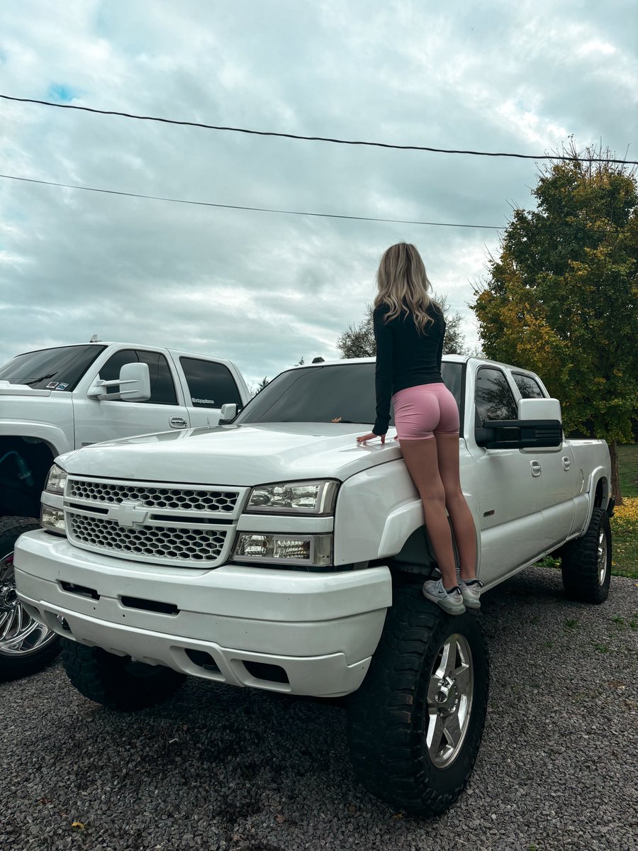 RT if you like girls with trucks 💕