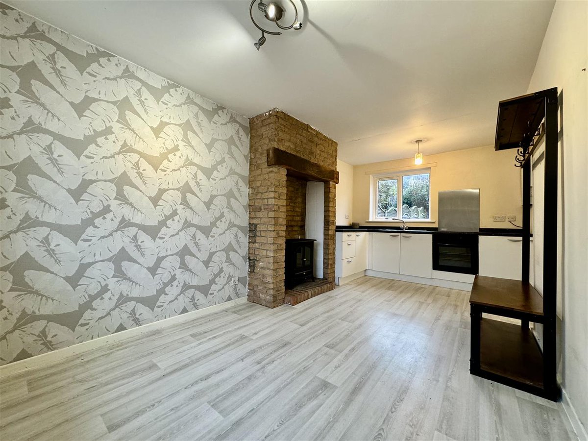 PaisleyProperty's tweet image. **ALMONDBURY BRANCH**

🏡NEW ON THE MARKET🏡

Royds Avenue, New Mill, HD9 1LP - OFFERS AROUND £185,000

Call us
📞Almondbury: 01484 443922
✉email us on almondbury@paisleyproperties.co.uk
#PaisleyProperties #EstateAgent #HD9 #NewMill #PropertyForSale #FreeValuations #Local