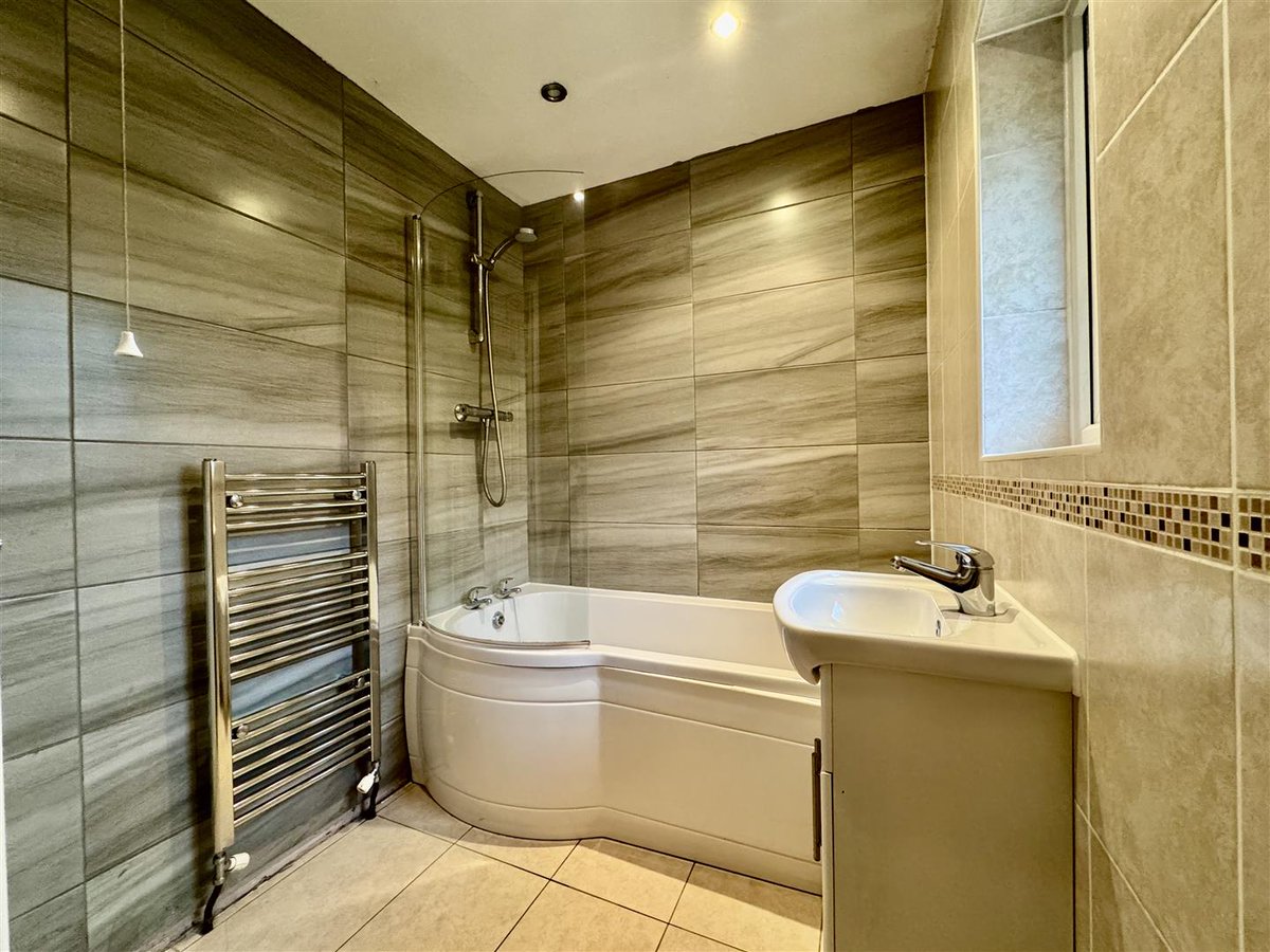 PaisleyProperty's tweet image. **ALMONDBURY BRANCH**

🏡NEW ON THE MARKET🏡

Royds Avenue, New Mill, HD9 1LP - OFFERS AROUND £185,000

Call us
📞Almondbury: 01484 443922
✉email us on almondbury@paisleyproperties.co.uk
#PaisleyProperties #EstateAgent #HD9 #NewMill #PropertyForSale #FreeValuations #Local