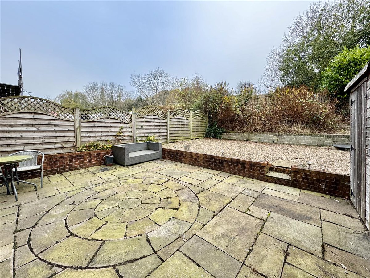 PaisleyProperty's tweet image. **ALMONDBURY BRANCH**

🏡NEW ON THE MARKET🏡

Royds Avenue, New Mill, HD9 1LP - OFFERS AROUND £185,000

Call us
📞Almondbury: 01484 443922
✉email us on almondbury@paisleyproperties.co.uk
#PaisleyProperties #EstateAgent #HD9 #NewMill #PropertyForSale #FreeValuations #Local