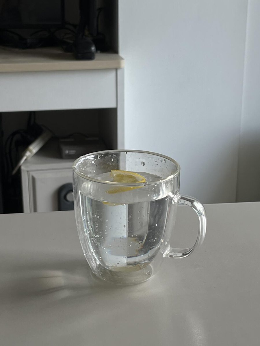 早上起床一杯柠檬水！🍋🍋🍋 
最近几乎每天都会喝几杯柠檬水 
感觉身体代谢有变好一些！ 不过美白的部分… 
或许得再过一阵才会知道 一起迈向更健康的人生吧～