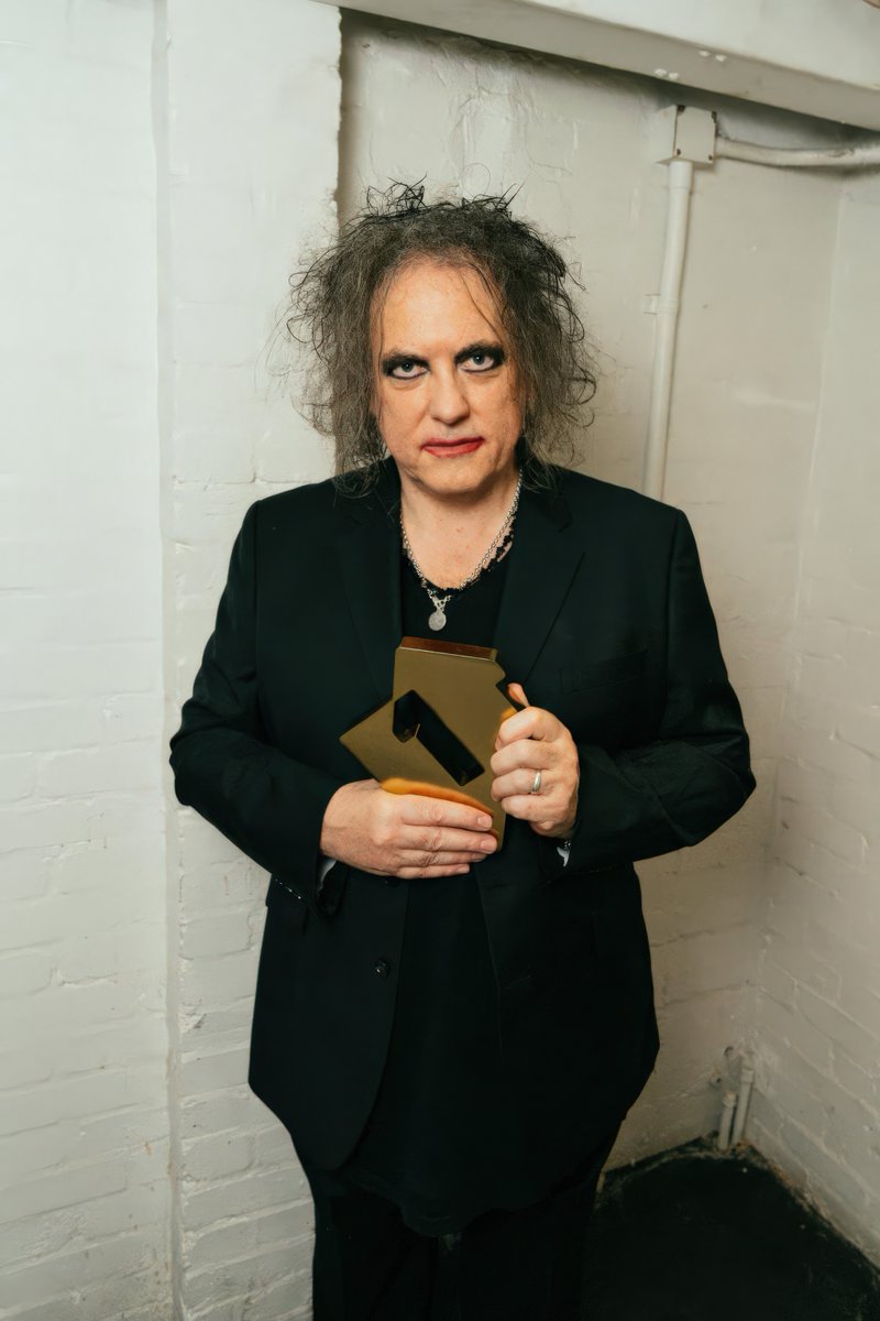 TheCureForever_'s tweet image. &quot;To everyone who has bought it, listened to it, loved it, believed in us over the years - THANK YOU!&quot; 
#TheCure (@thecure) claim their first Number 1 album in 32 years with #SongsOfALostWorld 
Photo: @tmpllnt
