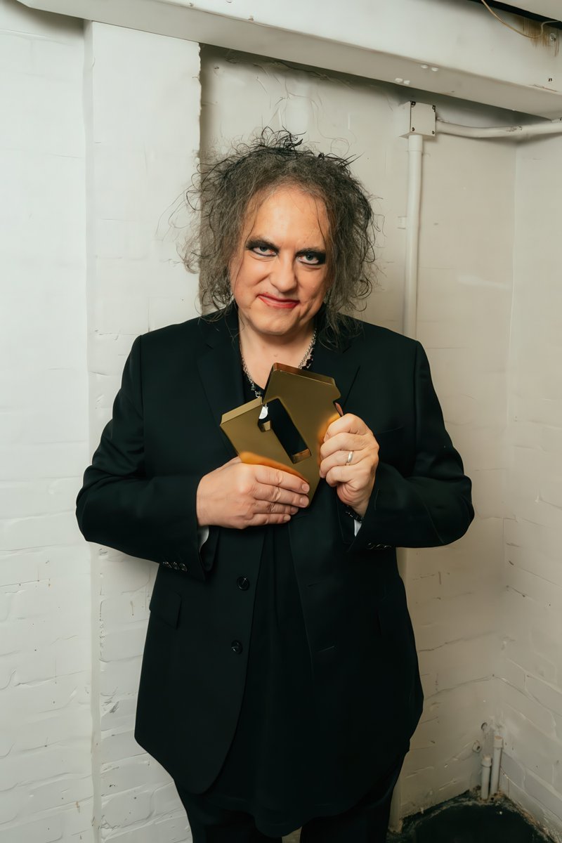TheCureForever_'s tweet image. &quot;To everyone who has bought it, listened to it, loved it, believed in us over the years - THANK YOU!&quot; 
#TheCure (@thecure) claim their first Number 1 album in 32 years with #SongsOfALostWorld 
Photo: @tmpllnt