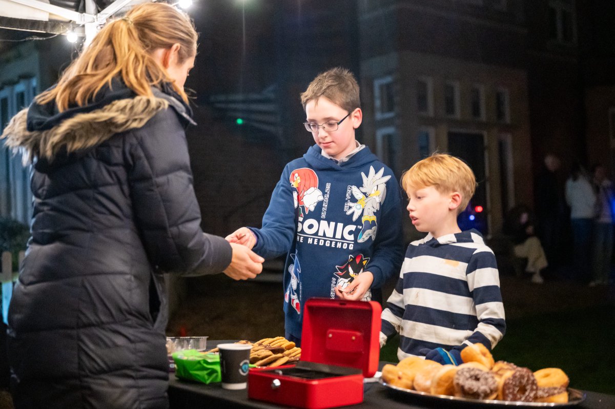 aldwickbury's tweet photo. The Aldwickbury Firework display was a blast!💥🎆

It was fantastic to see so many people join us for this week's firework display hosted by the Aldwickbury Friends Association. The crowd enjoyed hot dogs, sweet treats and popcorn as they watched the incredible display. 🌭🍪🍿 https://t.co/AzCT6YEQ7X