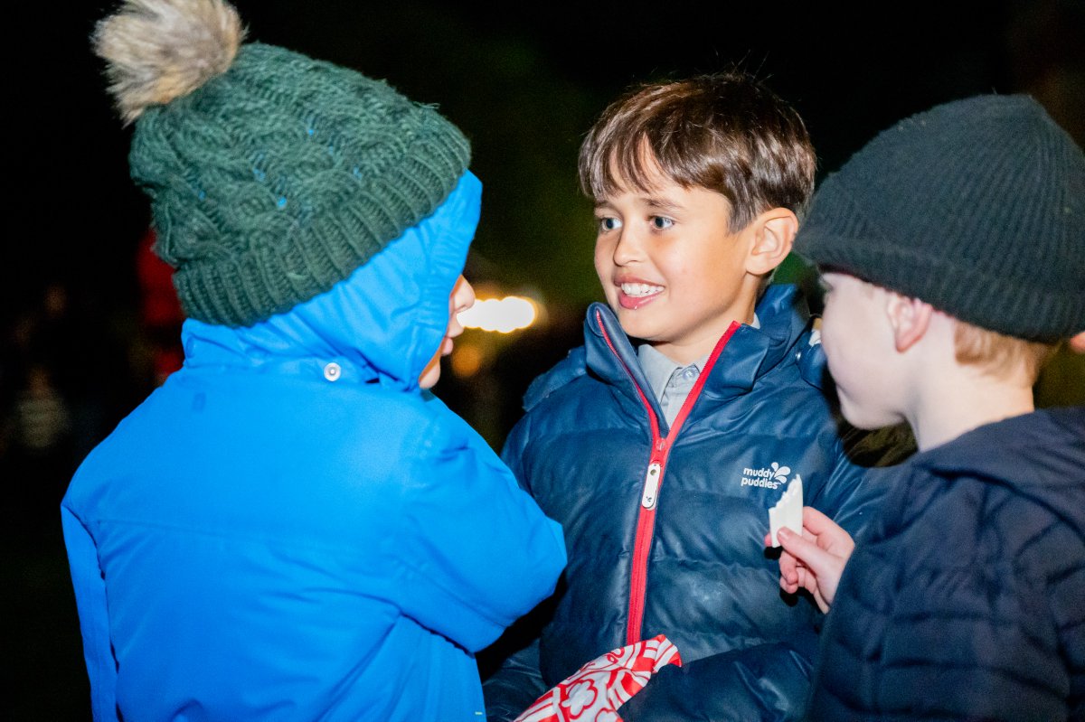 aldwickbury's tweet photo. The Aldwickbury Firework display was a blast!💥🎆

It was fantastic to see so many people join us for this week's firework display hosted by the Aldwickbury Friends Association. The crowd enjoyed hot dogs, sweet treats and popcorn as they watched the incredible display. 🌭🍪🍿 https://t.co/AzCT6YEQ7X