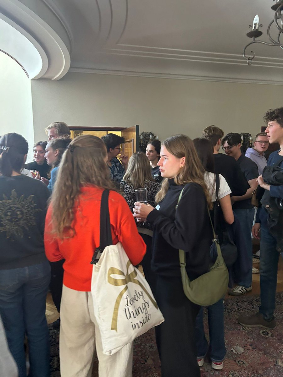 AlemaniaBOL's tweet photo. 70 voluntari@s alemanes se reunieron hoy en la residencia de 🇩🇪. Vienen a🇧🇴 a través de programas como #weltwaerts e #icja a prestar servicio voluntario en diferentes lugares del país.
¡Muchas gracias por su compromiso y contribución a la cooperación entre nuestros países! 👏 https://t.co/gAZlpy2NhH