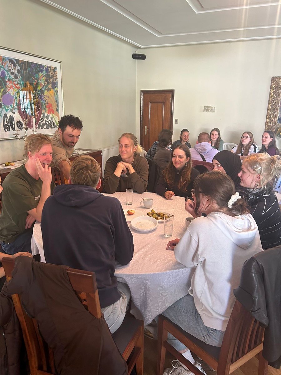 AlemaniaBOL's tweet photo. 70 voluntari@s alemanes se reunieron hoy en la residencia de 🇩🇪. Vienen a🇧🇴 a través de programas como #weltwaerts e #icja a prestar servicio voluntario en diferentes lugares del país.
¡Muchas gracias por su compromiso y contribución a la cooperación entre nuestros países! 👏 https://t.co/gAZlpy2NhH