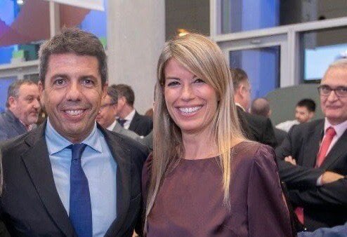 EgioVictor's tweet photo. Antes de que conviertan a Maribel Vilaplana en una nueva Yoko Ono, os recuerdo que el president y el que tenía que estar en el Centro de Coordinación de Emergencias por la DANA era Mazón. Ahora sabemos que no tiene justificación posible. #MazonDimision https://t.co/g4wLrbuytY