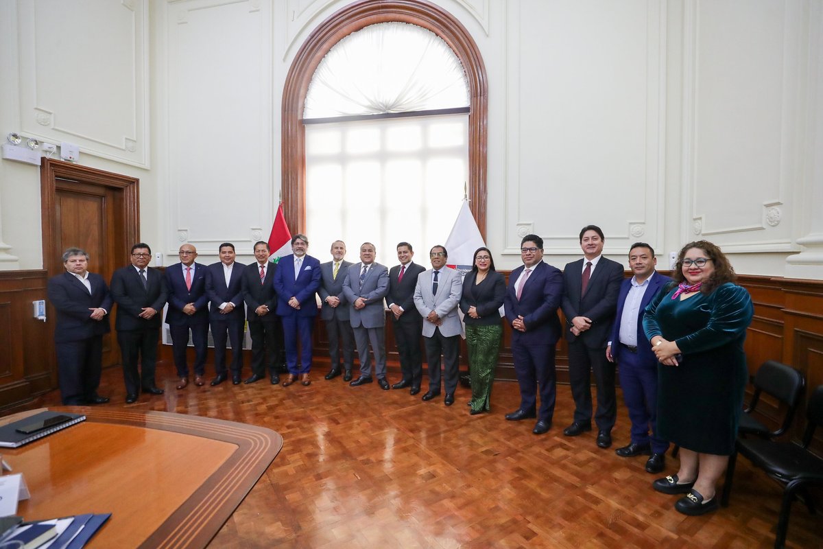 MancoLimaCen's tweet photo. Carlos Canales, presidente de la Mancomunidad Lima Centro y alcalde de Miraflores, se reunió con el Primer Ministro y ministros para coordinar la seguridad y colaboración de los gobiernos locales en el marco del APEC 2024. 🤝
#MMLC #APEC2024 #mancomunidades https://t.co/1swODi4JAo