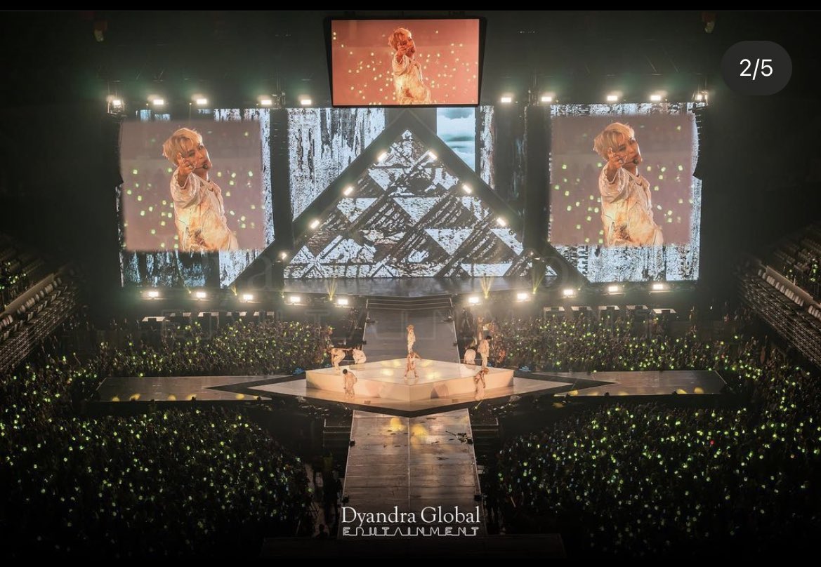 periepera's tweet photo. @adnmharzza kayaknya stage tuh sesuai request ga sih? ini di venue yg sama dan dari vendor yg sama juga tapi hasilnya cukup jauh🤔

kiri nct 127, kanan dualipa https://t.co/Uae4RdHQgB