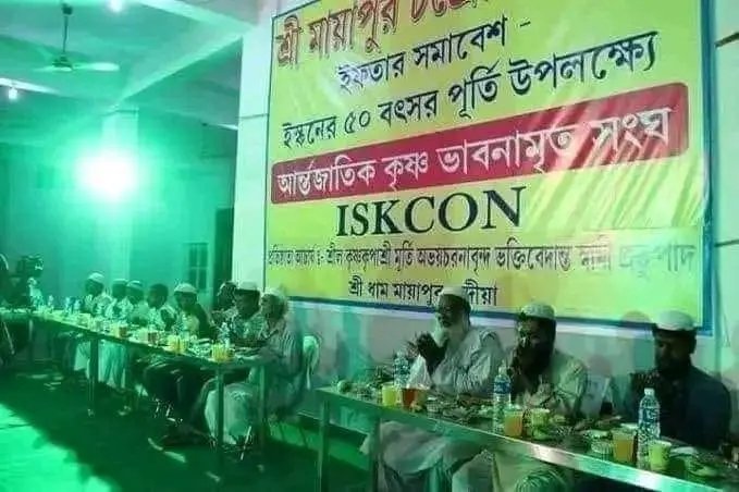 joydas1844417's tweet photo. 1st Picture : Iskcon giving iftar to muslims in the Ramadan month.

2nd Picture : Radical muslims shouting to destroy Iskcon and its devotees. Also inciting to kill all minorities of Bangladesh.
Only hindus practice secularism.
#SaveBangladeshHindus
#BangladeshiHindus https://t.co/gViSKKdYMr