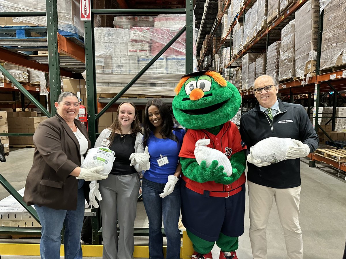 SCDAONews's tweet photo. SCDAO staff joined volunteers at the Greater Boston Food Bank’s (GBFB) 19th Annual #ChainofGiving event to unload and pass 1,200 turkeys from truck to freezer. Thank you @Gr8BosFoodBank 
for helping families end hunger not only during the holiday season, but year-round. Congratulations to this year’s Nally Award winners - @girlscouts 
Troop 64049, who donated the proceeds from their cookie sales to the GBFB! 

#EndHungerHere