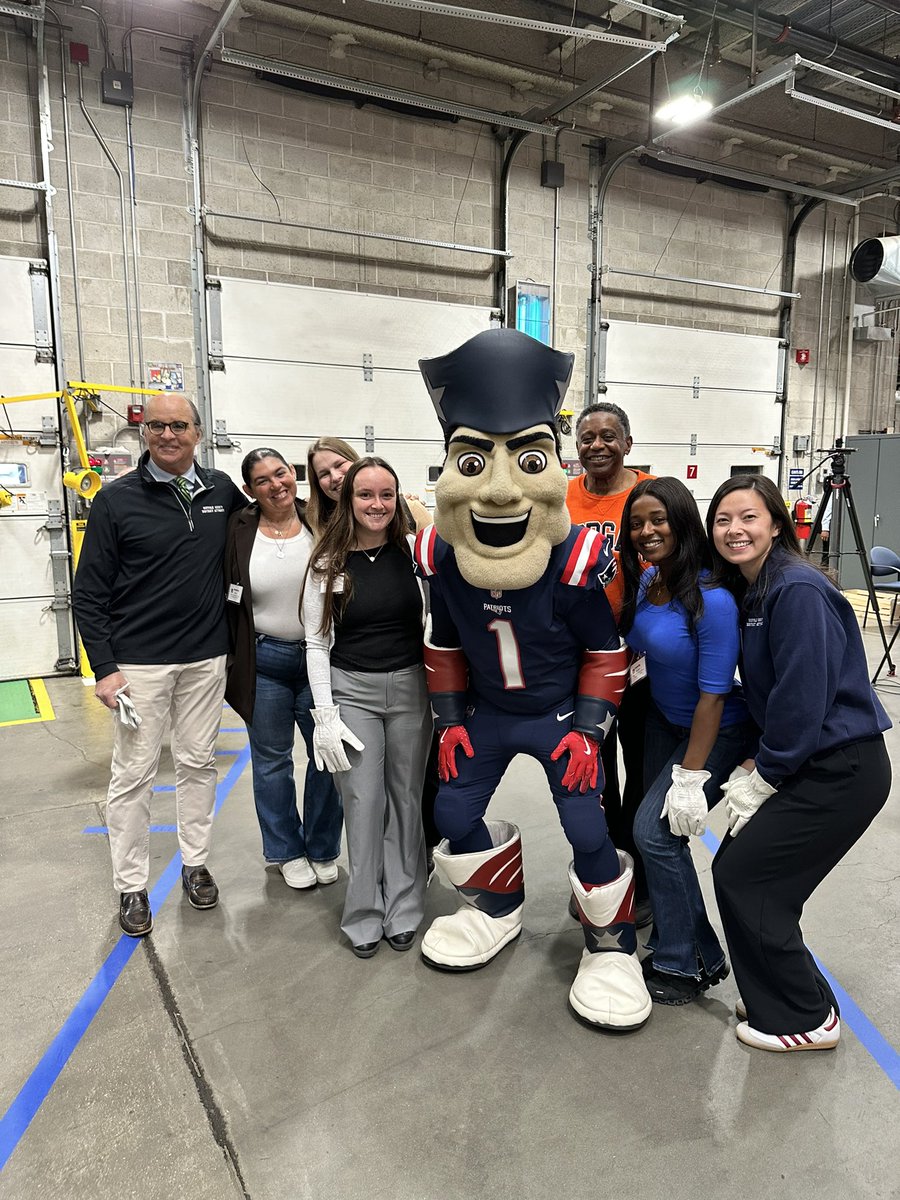 SCDAONews's tweet photo. SCDAO staff joined volunteers at the Greater Boston Food Bank’s (GBFB) 19th Annual #ChainofGiving event to unload and pass 1,200 turkeys from truck to freezer. Thank you @Gr8BosFoodBank 
for helping families end hunger not only during the holiday season, but year-round. Congratulations to this year’s Nally Award winners - @girlscouts 
Troop 64049, who donated the proceeds from their cookie sales to the GBFB! 

#EndHungerHere