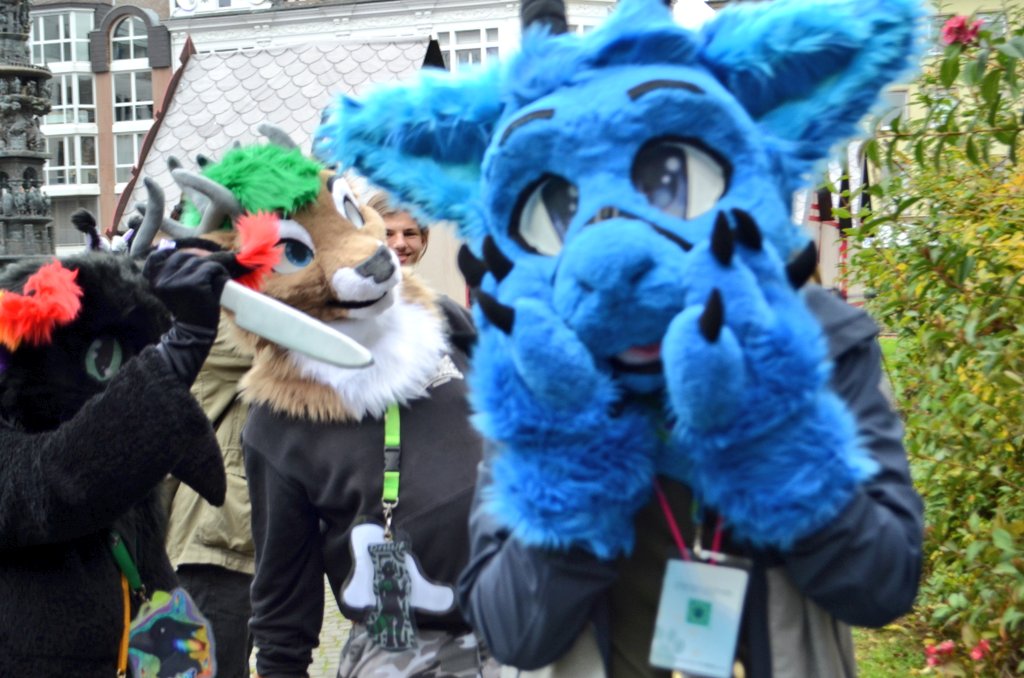 Mew1_'s tweet photo. Who gave the bird a knife? 👀
Happy #FursuitFriday and I wish you a great weekend!

Suiter:
@Mew1_
akuma
icerus
psycopath
Steffospieler
delupa
@Fursurfer1

🐦‍⬛✂️by bakapawcreation

📸 by yukio

 🔪 plush knife prop by @pixi_owo

#fursuitwalk #furmeet #furryfandom #furry #furrys https://t.co/ihGi3CYjb1