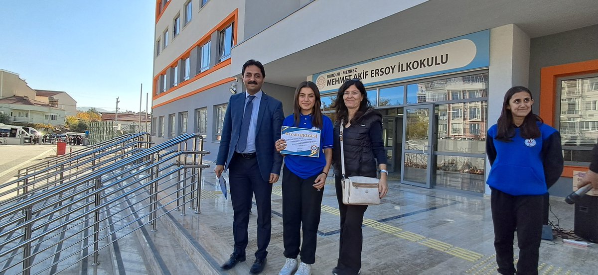 kayiszade's tweet photo. Okulumuz 8. Sınıf öğrencilerinden Emine Tuğba KAYIM 29 Ekim Kutlama Etkinleri sebebiyle düzenlenen şiir yarışmasında İL BİRİNCİSİ, Hasret Gökçe ZENGİN kompozisyon yarışmasında İL BİRİNCİSİ olmuşlardır. Öğrencilerimizi para ödülü ile ödüllendirip başarı belgelerini takdim ettik. https://t.co/5A060UIyvF