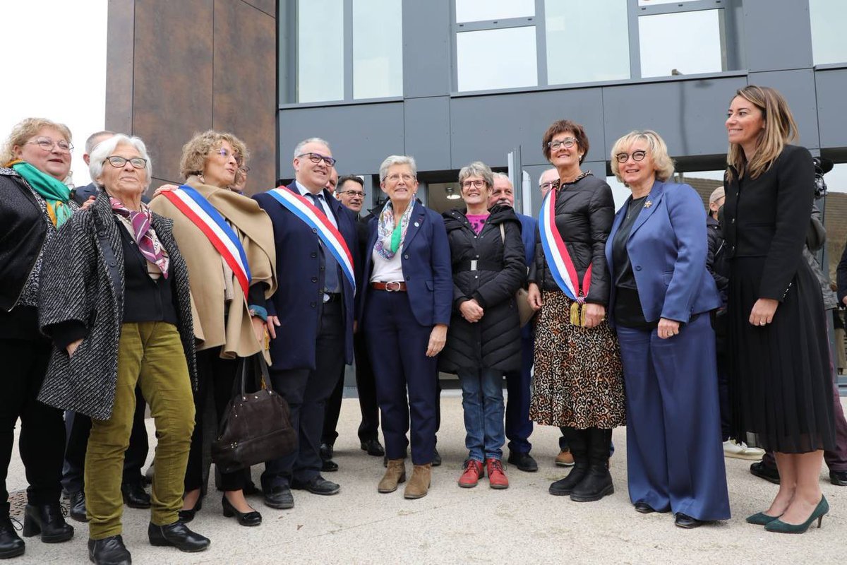 Aux côtés des professionnels de santé du Doubs engagés pour l’accès aux soins dans le département. 
  
🏥 J'ai eu le plaisir d'inaugurer la Maison de santé pluriprofessionnelle de Quingey ainsi que l'hôpital de jour « santé des femmes » du CHU de Besançon.  
 
Sans oublier la