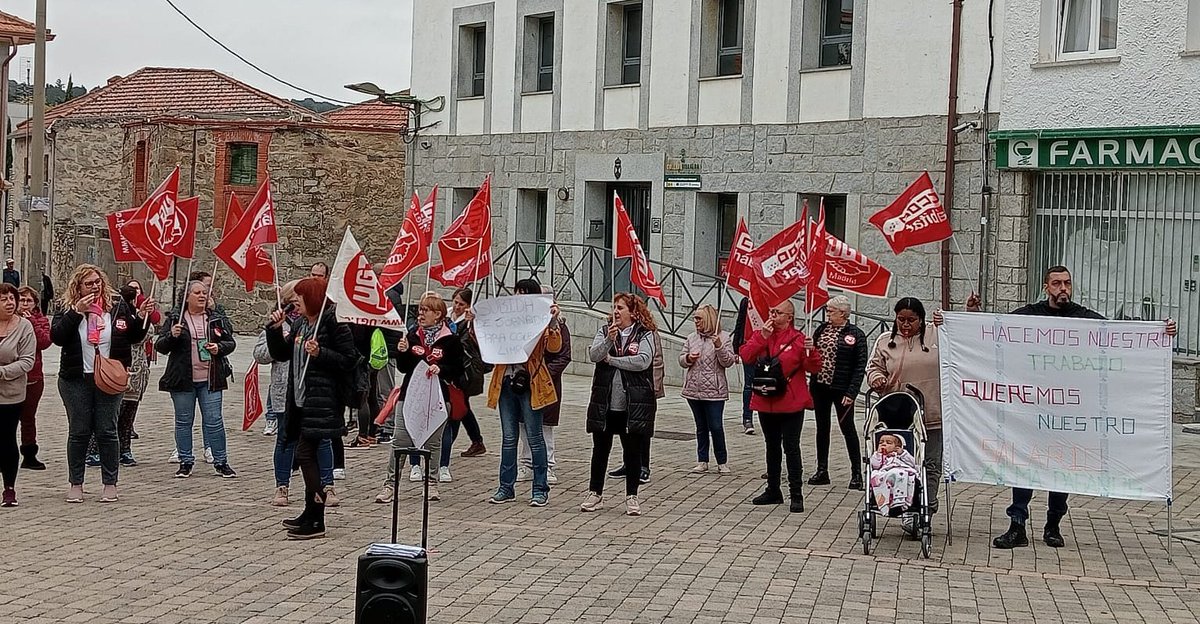 CCOOSierra's tweet photo. 5° día de concentración del servicio de limpieza de los colegios de #ColladoVillalba 

El 12 noviembre empieza la huelga, la plantilla sin noticias, AEMA Hispánica culpable, Ayuntamiento responsable https://t.co/K5ToLsCihh