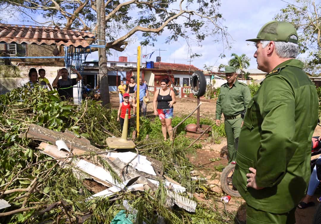 Amanecimos en el Consejo de Defensa Nacional chequeando la recuperación. Luego volvimos a Artemisa, provincia más afectada por Rafael. Muy complejo el tema eléctrico allí, también fuertes los impactos en agricultura. Pero el ajetreo de la recuperación ya es palpable.

#FuerzaCuba