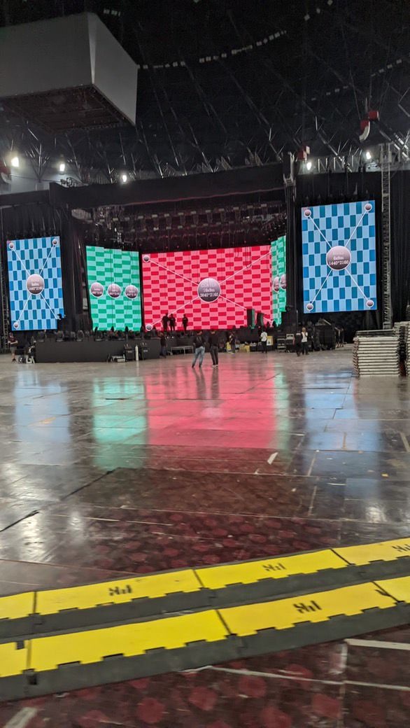 fauzanalwilub's tweet photo. Perbedaan stage Dua Lipa di Singapore (kiri) &amp; Jakarta (kanan)🤣🤣🤣🤣

Pantes aja sihh ditolak management nya Dua. Please lah PK entertainment masa mau gini terus?? Udh mana harga tiket SELALU MAHAL, masa iya gabisa ngasih fan service yg bener dan berkualitas😭🖐️ https://t.co/wI1XesdLr7