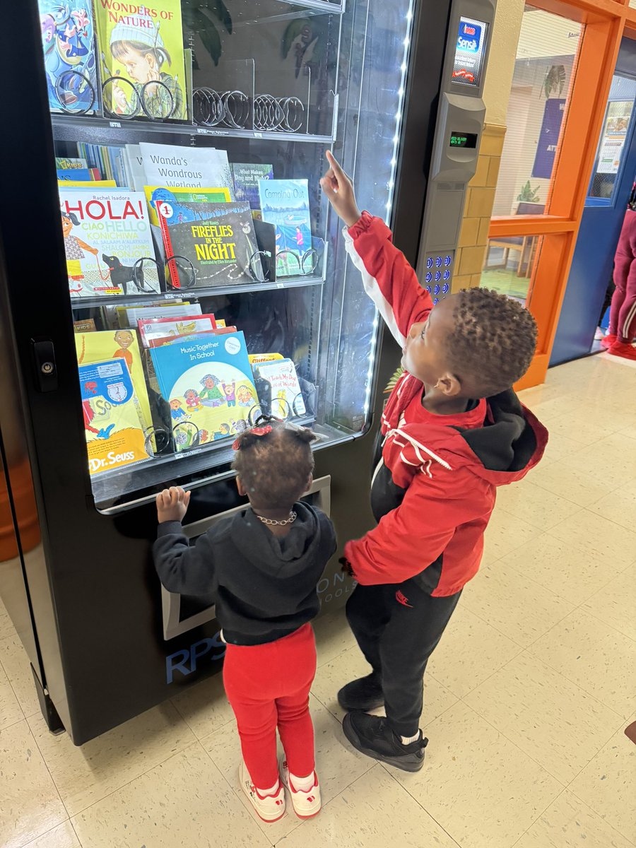 TishaErby's tweet photo. Ain’t nun like a great book! #PreSchoolIsRealSchool 💙🧡📚🧡💙 #RichLit @PreschoolRps @RPS_Schools @JasonKamras  #SummerHillPreSchool @rps_libraries https://t.co/Yg1DU70ft7