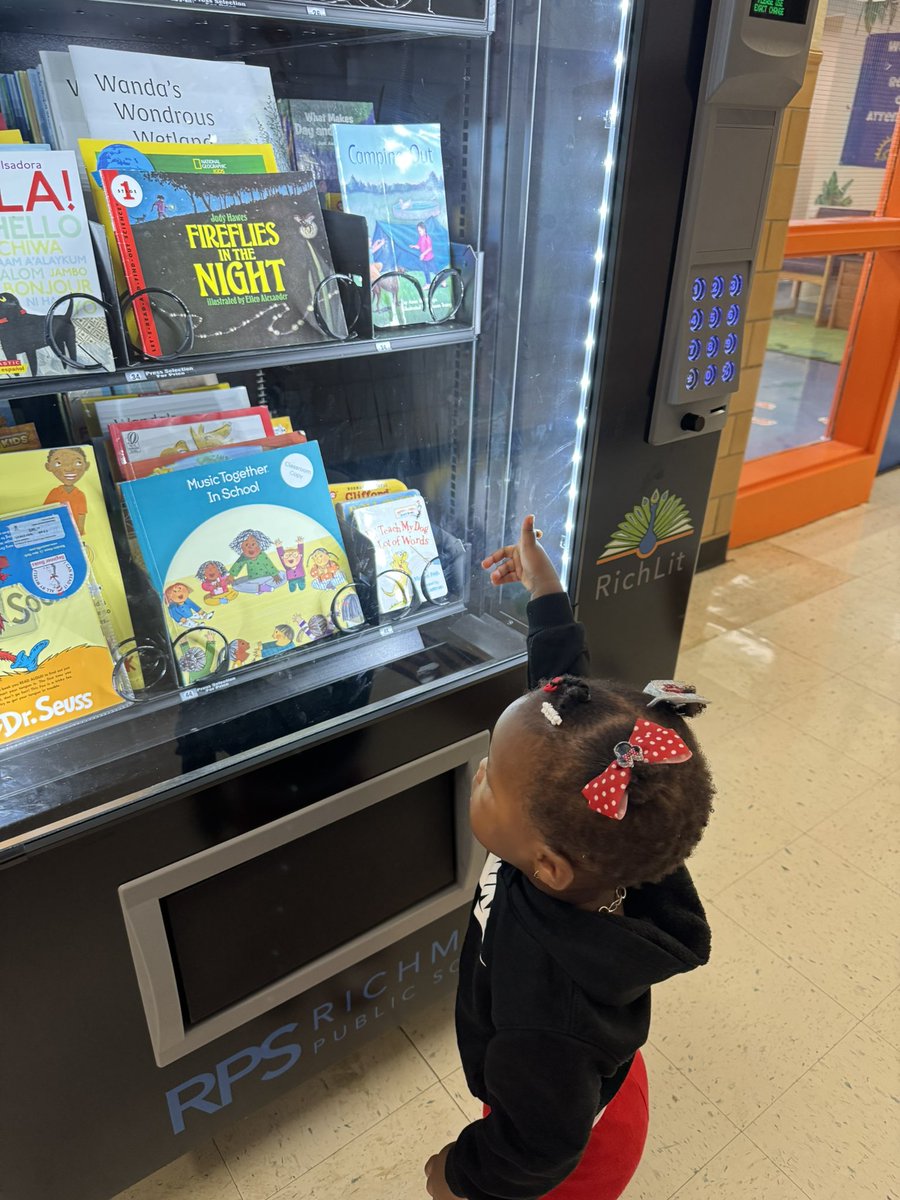 TishaErby's tweet photo. Ain’t nun like a great book! #PreSchoolIsRealSchool 💙🧡📚🧡💙 #RichLit @PreschoolRps @RPS_Schools @JasonKamras  #SummerHillPreSchool @rps_libraries https://t.co/Yg1DU70ft7
