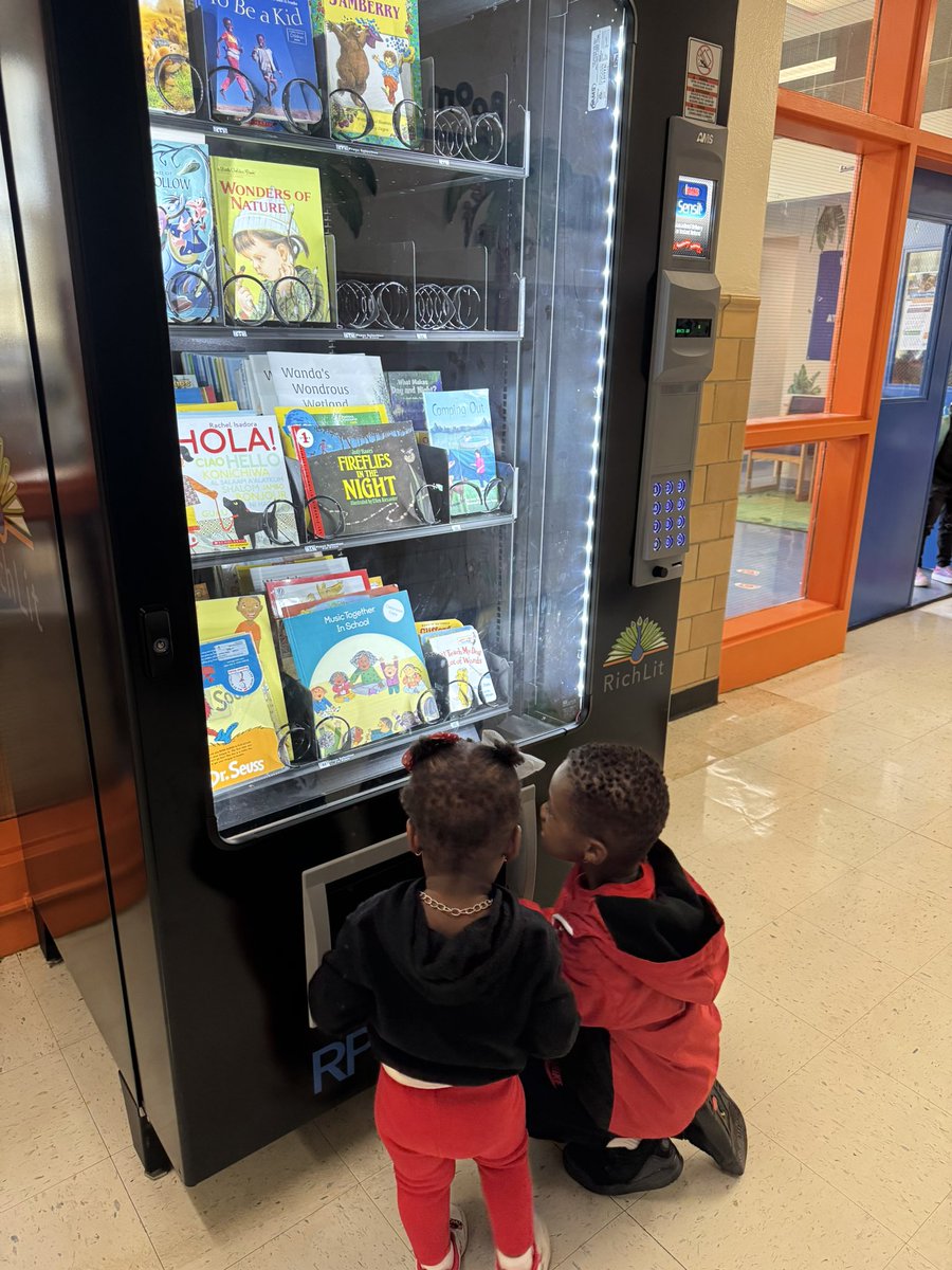 TishaErby's tweet photo. Ain’t nun like a great book! #PreSchoolIsRealSchool 💙🧡📚🧡💙 #RichLit @PreschoolRps @RPS_Schools @JasonKamras  #SummerHillPreSchool @rps_libraries https://t.co/Yg1DU70ft7