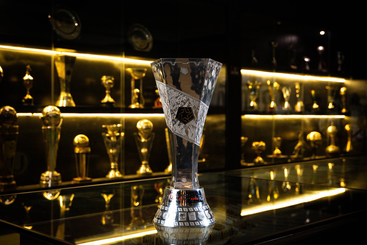 Universitario's tweet photo. 𝗟𝗔 ⭐𝟮𝟴 𝗬𝗔 𝗘𝗦𝗧𝗔́ 𝗘𝗡 𝗖𝗔𝗦𝗔 😍

¡Bienvenida a las vitrinas del más campeón del Perú! 🏆

#Bicamp100nes
#Los100DelÚnicoGrande https://t.co/fWYVtTFKxI