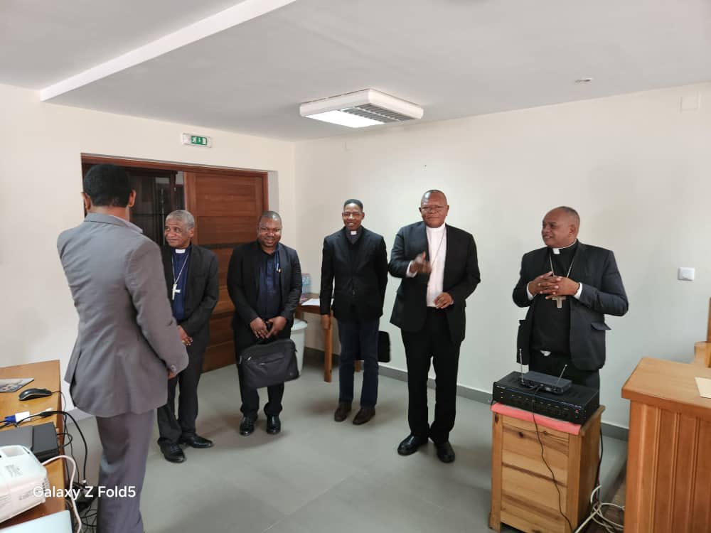 TataCardinal's tweet photo. #Rencontre
#Pastorale à Madagascar#/08.11.2024 

Chers frères et sœurs !

C’est depuis cet après-midi que je Séjourne à Antananarivo pour une rencontre pastorale avec la conférence Épiscopale Malgache. 

Je confie ces moments d’échanges à vos ferventes prières. https://t.co/SWHOkLAKeD