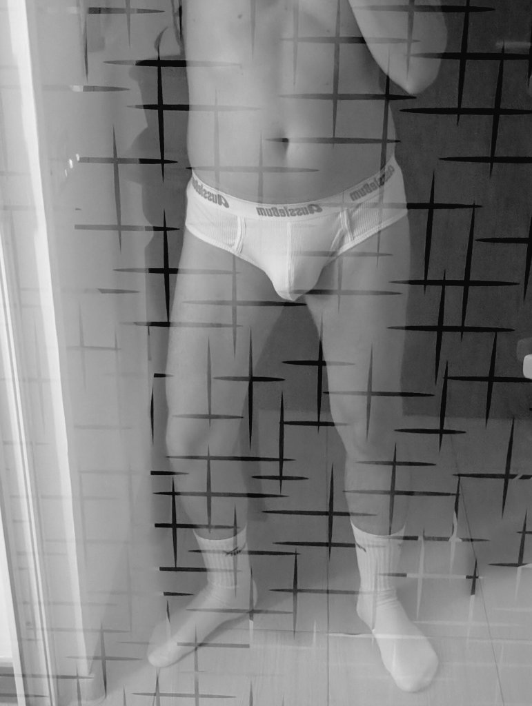 ryanminsk's tweet photo. Feeling cute.... might delete later 
#aussiebum #gayboy #underwear #socks #gay #gayselfie #bulge https://t.co/8d72fwbW75