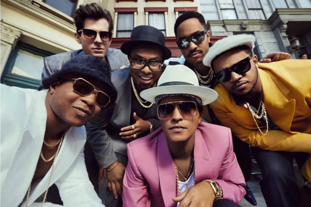 𝟭𝟬 𝗬𝗘𝗔𝗥𝗦 𝗢𝗙 '𝗨𝗣𝗧𝗢𝗪𝗡 𝗙𝗨𝗡𝗞' 🪩
<a href="/MarkRonson/">Mark Ronson</a> &amp; <a href="/BrunoMars/">Bruno Mars</a> released the bop of all bops - 'Uptown Funk' 10 years ago today and the rest is truly history 😮‍💨

MarkRonson.lnk.to/UptownFunk10
