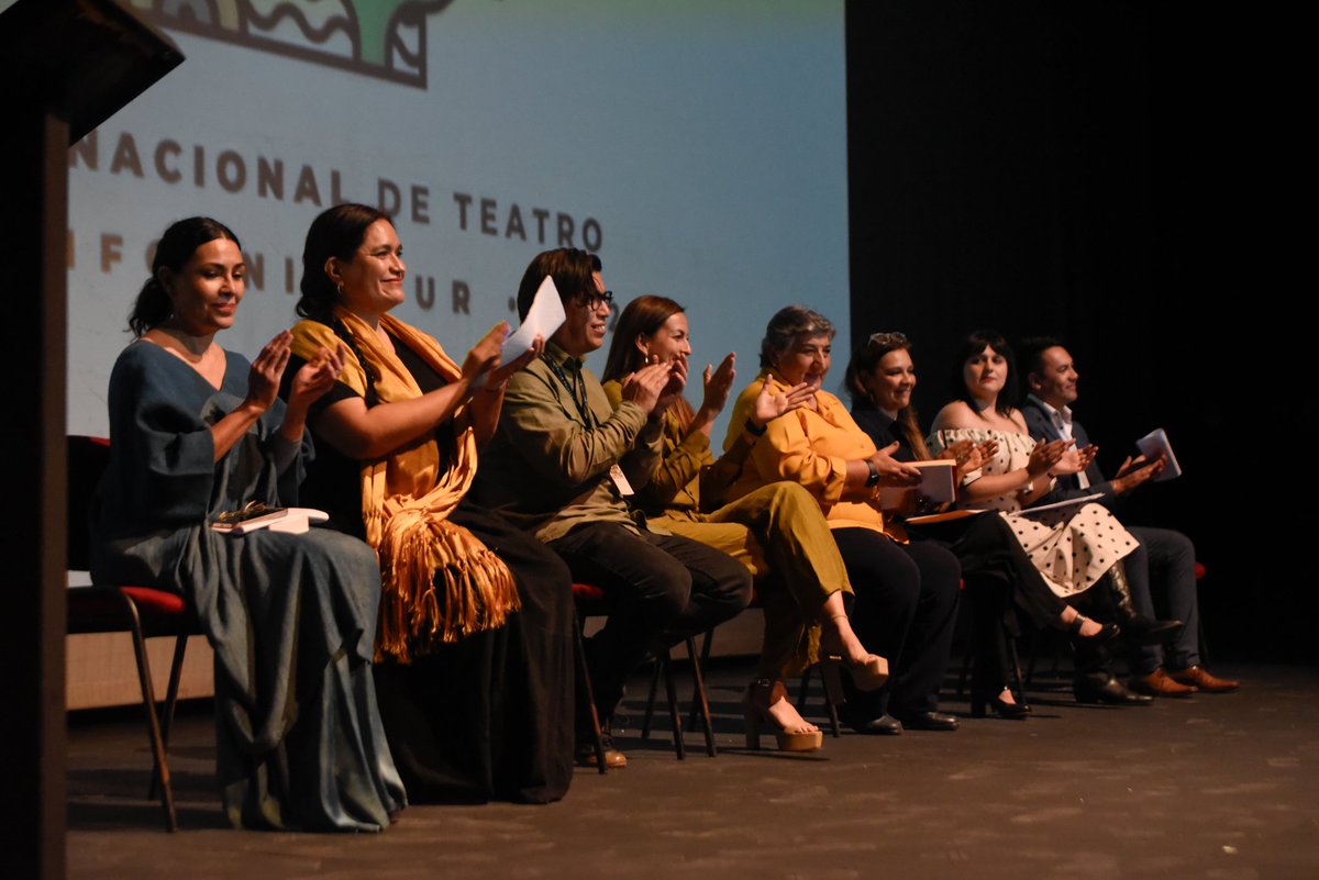MNTeatro's tweet photo. ¡Arrancó oficialmente la 44° Muestra Nacional de Teatro en Baja California Sur! La Secretaría de @cultura_mx del @GobiernoMX y @bellasartesinba, a través de @teatroinbal, y el @iceddgo celebraron el inicio de la #44MNT con la entrega de la Medalla "Xavier Villaurrutia" 🧵⬇️ https://t.co/wzN0toyyEK