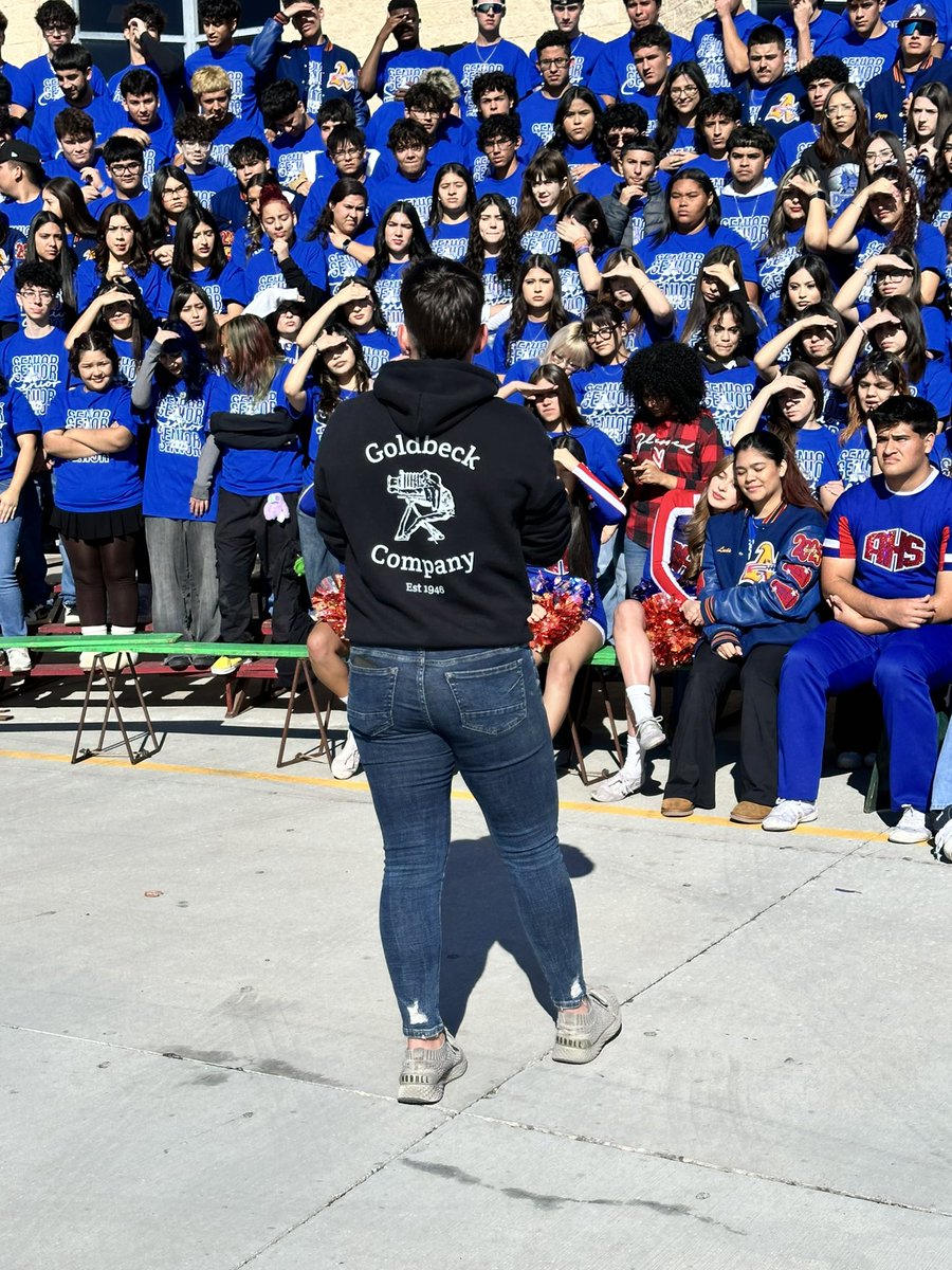 Americas_HS's tweet photo. Thank you @Goldbeck_Co! 

Great sunny morning with our @Americas_HS 
@ahs_seniors25 for the yearly  Panoramic!  ❤️💙 https://t.co/1WBavib6F1