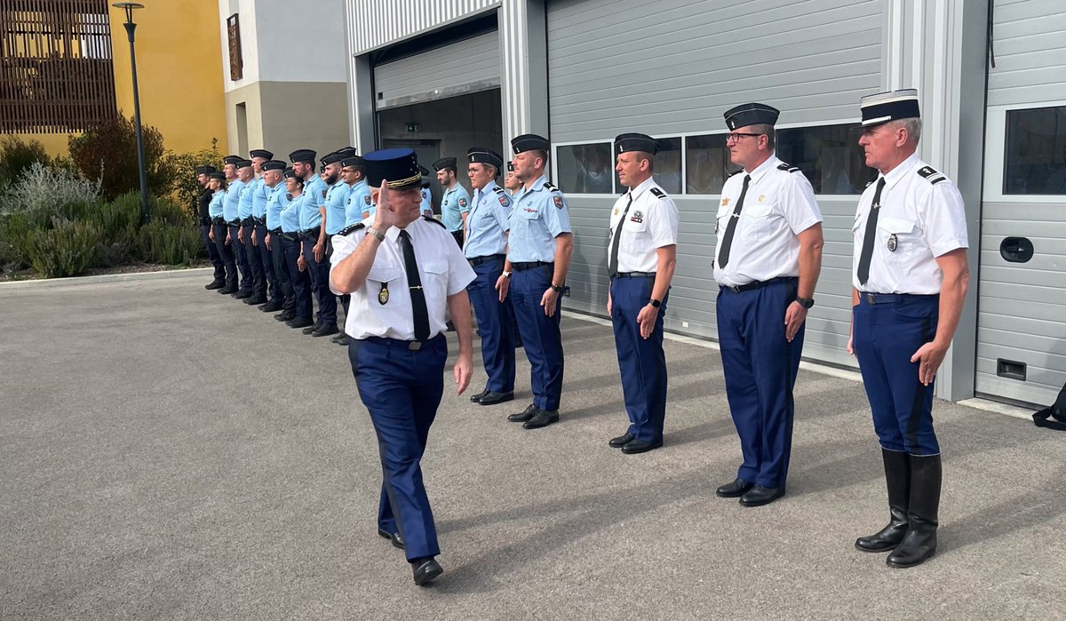PorteparoleGN's tweet photo. Le Directeur Général au contact des #gendarmes de la compagnie d’Aubagne 👮‍♂️.

Au programme de ce 1️⃣er déplacement terrain :
👉 visite de la brigade de Roquevaire,
👉 revue des troupes,
👉 rappel des priorités stratégiques,
👉 échanges informels autour d’un moment de convivialité. https://t.co/FUKVPCtsqv
