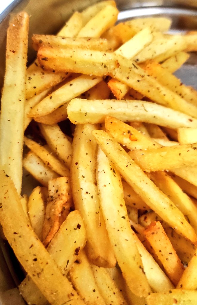 baNkster714's tweet image. Tonight, it&apos;s French Fries Night! 🍟🍟🍟

1. The original Classic Salted Fries

2. French Fries garnished with Italian herbs

3. The delicious Cheese - Mayo Fries 😋

Fun to cook with my Sis after a long time! ❤🤪

#SiblingScore #ChefVibes #Cooking #Foodie #FridayNightKitchen