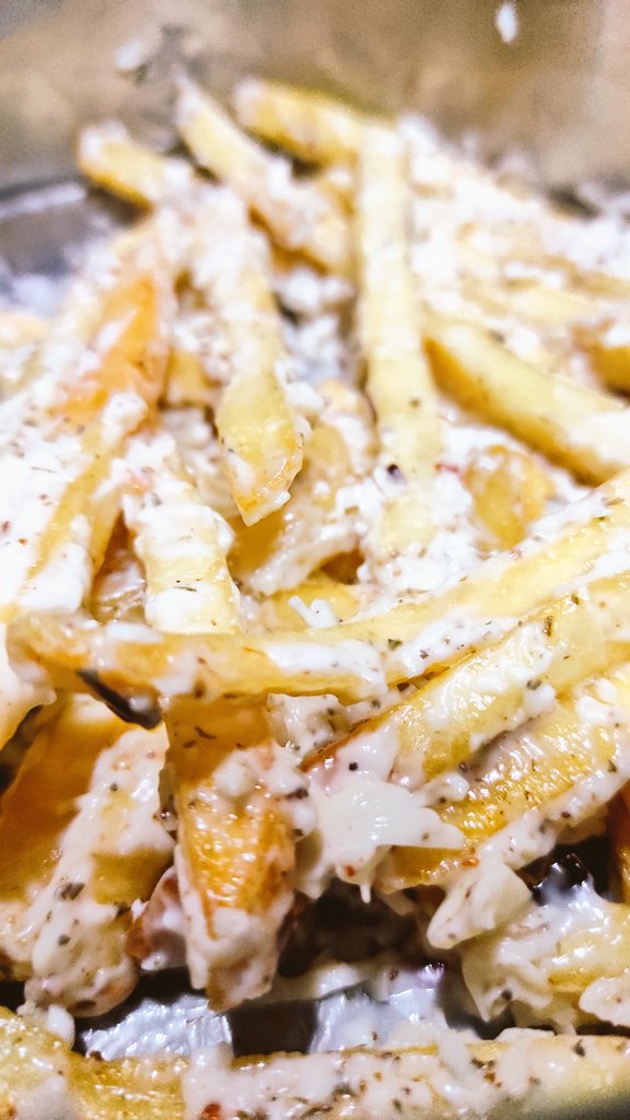 baNkster714's tweet image. Tonight, it&apos;s French Fries Night! 🍟🍟🍟

1. The original Classic Salted Fries

2. French Fries garnished with Italian herbs

3. The delicious Cheese - Mayo Fries 😋

Fun to cook with my Sis after a long time! ❤🤪

#SiblingScore #ChefVibes #Cooking #Foodie #FridayNightKitchen