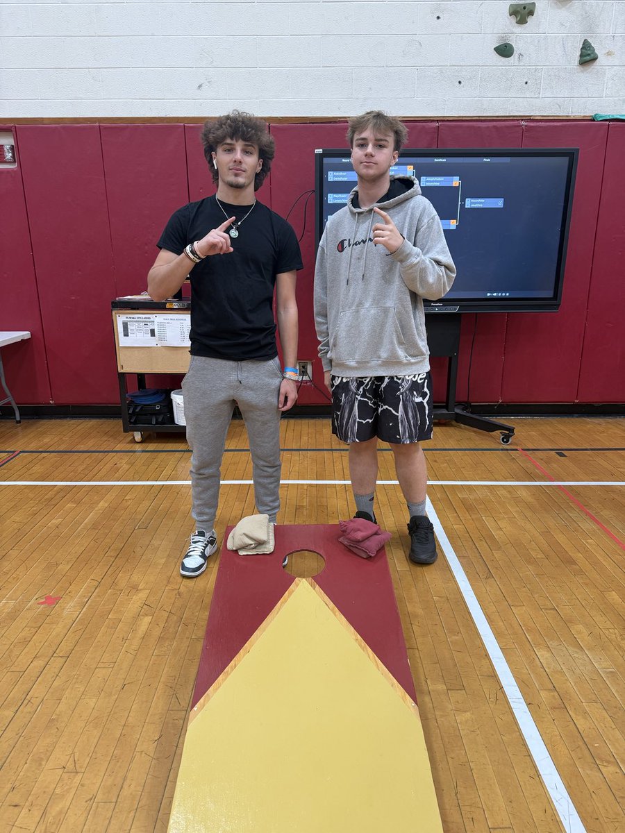 Cornhole Champion Alert - Great game and great win for Logan and Mason in period 4ac. Knocking down our double crown winners Joseph and Hudson! What a match!!
⁦<a href="/ArlingtonHEPE/">Arlington Health&PE</a>⁩ #upset 💪💪
