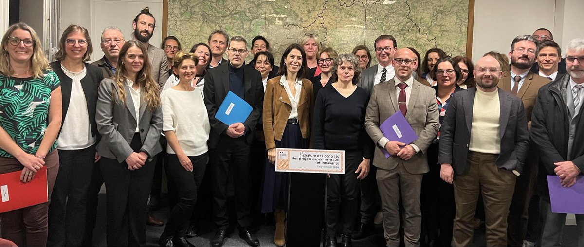 AcCreteil's tweet photo. Nous avons eu le plaisir d’accueillir au rectorat, les porteurs de projets pédagogiques expérimentaux et innovants, sous la présidence de la rectrice.

👉 20 projets ont été signés, permettant de développer de nouvelles pratiques pour la réussite des élèves. https://t.co/PxaVn1i3YP