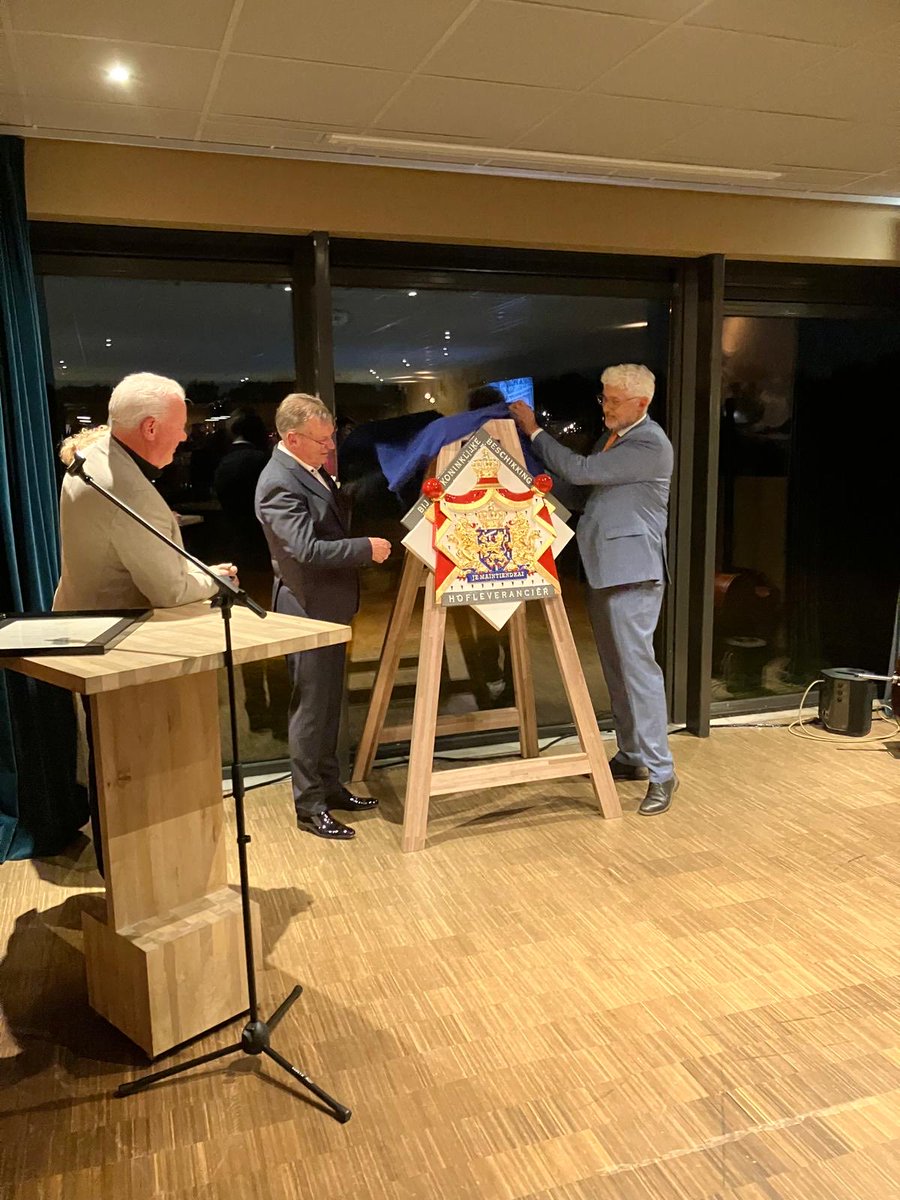 #Assen bouwbedrijf Hendriks is door #KoningWillemAlexander het predikaat #Hofleverancier toegekend. Henk Brink en #burgemeesterMarco Out onthullen het schild.