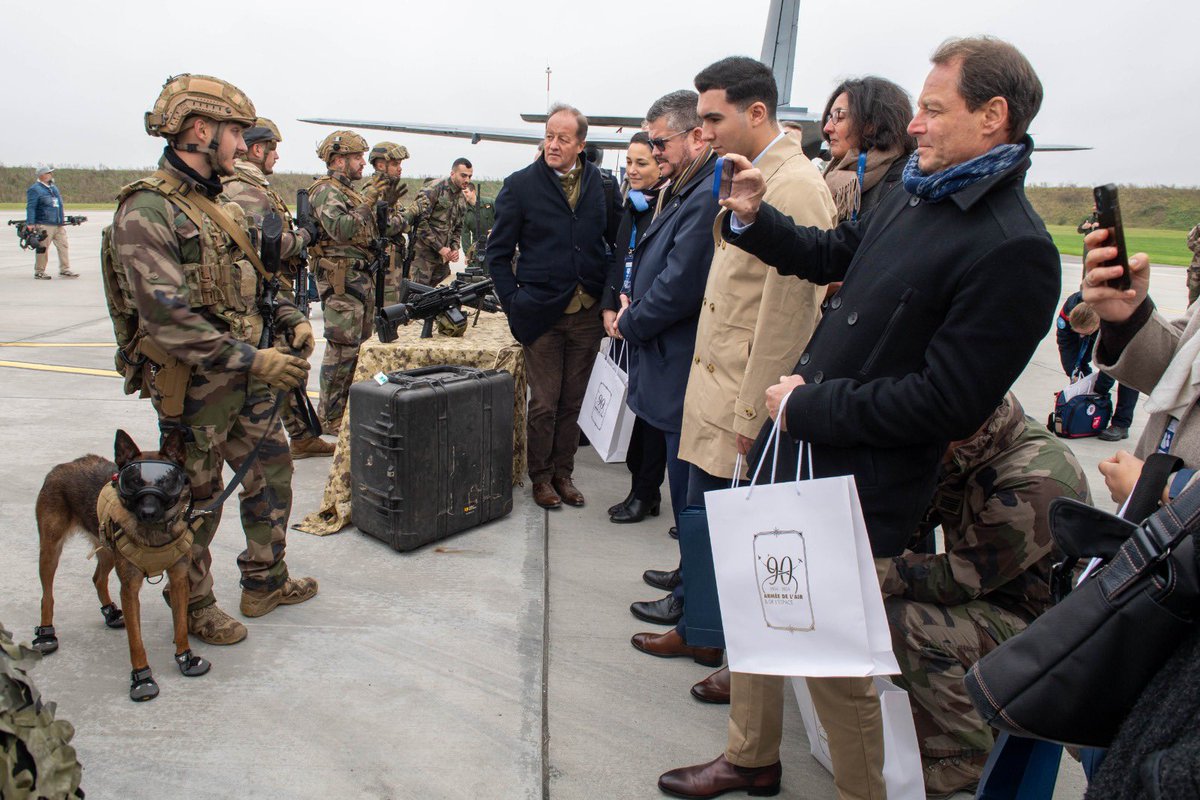 CEM_AAE's tweet photo. Chaque année, l’@Armee_de_lair offre un instantané panoramique de ses capacités et de ses enjeux à une assemblée très variée réunie autour de décideurs politiques et des auditeurs de l’@IHEDN. Leur point commun : tous auront un rôle à jouer dans l'évolution de notre armée. https://t.co/2sONo9k2PE