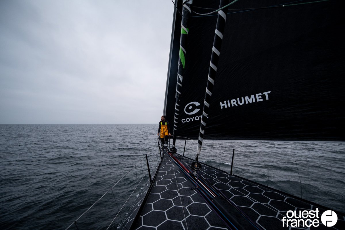 ⛵️06.11.2024 - Le skipper Benjamin Dutreux à l'étrave de son IMOCA, lors de sa dernière navigation avant le départ du Vendée Globe 2024 📸Pour <a href="/sports_ouest/">Ouest-France Sports</a> <a href="/OuestFrance85/">Ouest-France 85</a>

#VG2024 #VendeeGlobe