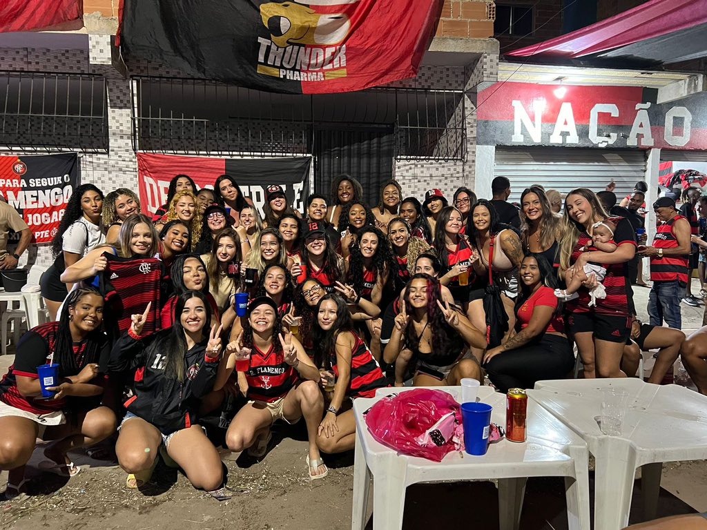 vzzs_'s tweet image. tropa das feias do marcinho ☝🏻✌🏻🔴⚫️