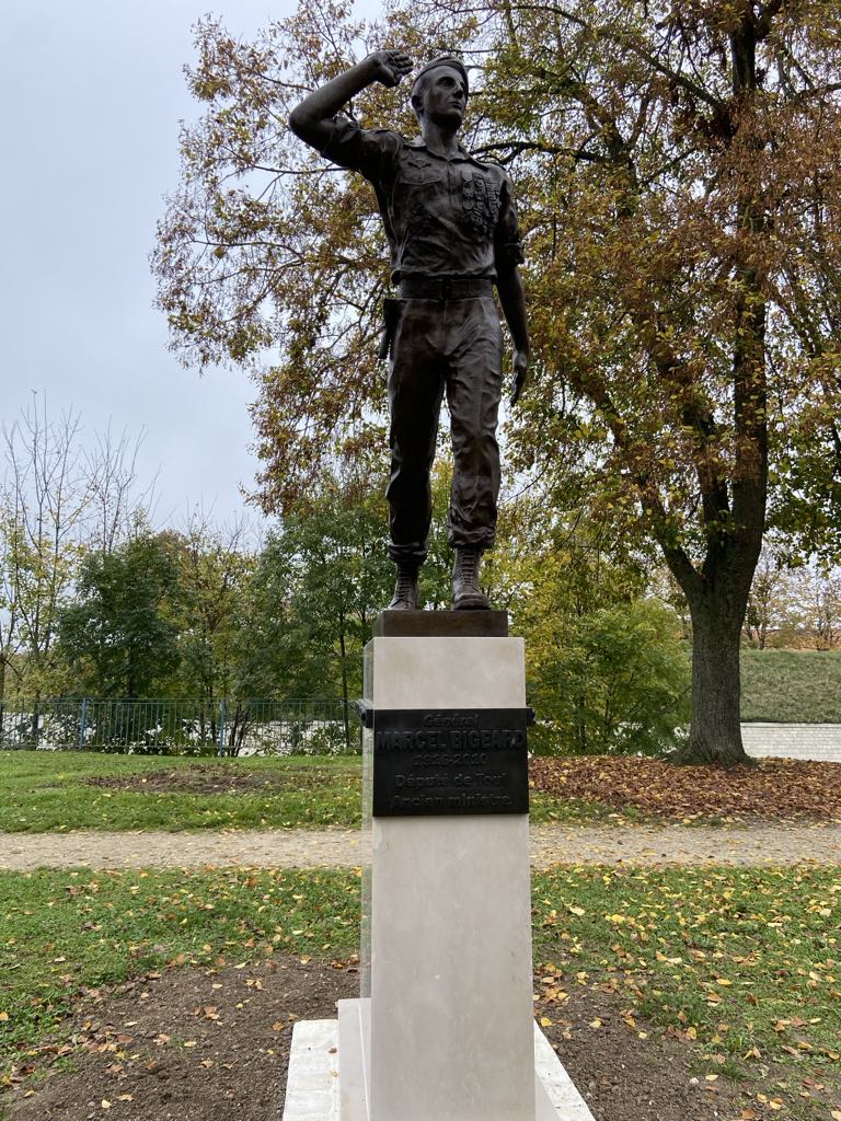 La statue de la honte à #Toul : Bigeard, dans l'uniforme qu'il portait quand il faisait torturer et exécuter en Algérie, notamment en jetant les "suspects" dans la mer depuis un hélicoptère (les "crevettes-Bigeard", disait-on à Alger). Le sculpteur est un catho intégriste. (2024)