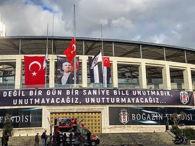 Ata'nın Cumhuriyeti'nin şerefi her şeyden üstte tutan kulübüne şeref üzerinden saldıran şerefsizler, gün olur, aydınlık olur, tarihe karışırlar. Beşiktaşımız sonsuza kadar yaşar. Haddinizi bilin.
