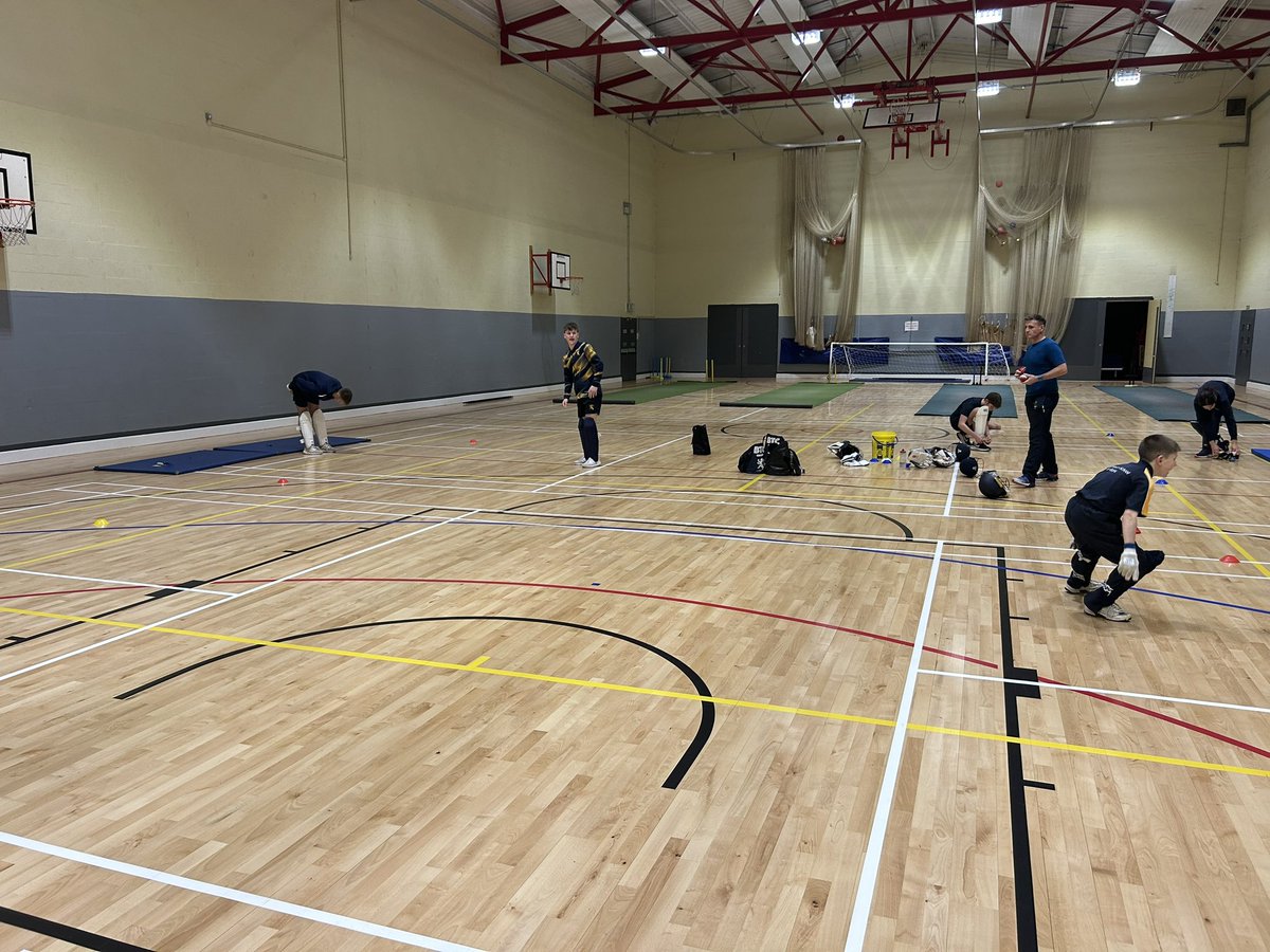 Many thanks to <a href="/GlamCricket/">Glamorgan Cricket</a> Director of Cricket <a href="/MarkWallace18/">Mark Wallace</a> for the wicket keeping masterclass on standing back and diving, looking forward to the next 🏏