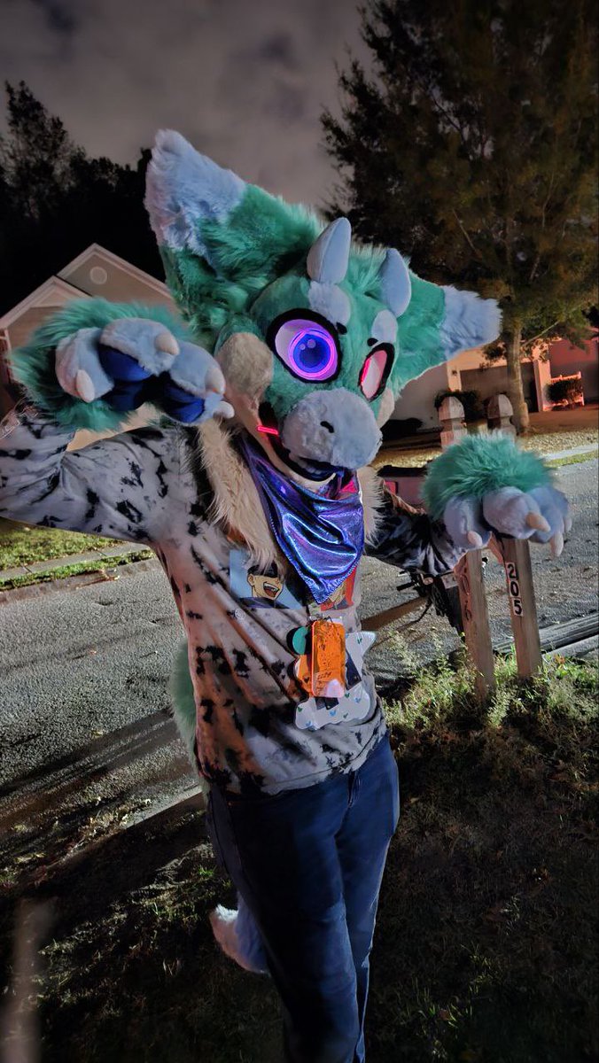 alexrobec61's tweet photo. Oh yeah, I also forgot it’s #FursuitFriday. Here’s some Halloween pics I didn’t share ^^ https://t.co/3BceDTWD9m